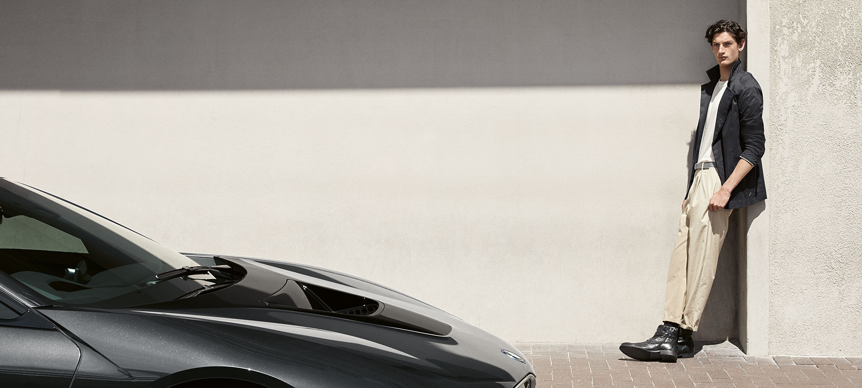 Man in BMW i Jack met BMW i8 op de voorgrond. Man in BMW i Jack met BMW i8 op de voorgrond.